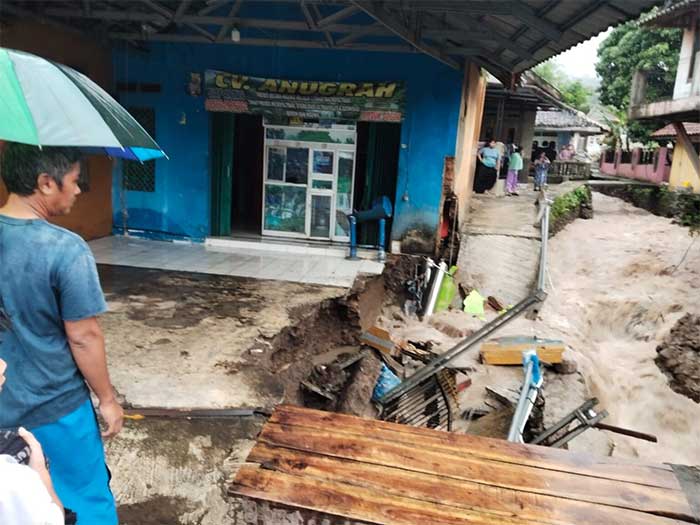 Banjir Palabuhanratu Rusak Rumah Kepala Desa Citarik