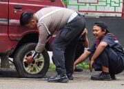 Satlantas Polres Sukabumi Kota Bantu Pengendara Ganti Ban Bocor