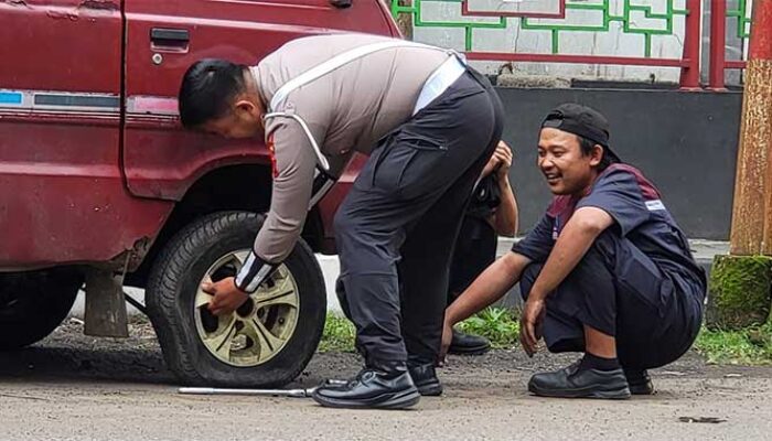 Satlantas Polres Sukabumi Kota Bantu Pengendara Ganti Ban Bocor