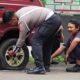 Satlantas Polres Sukabumi Kota Bantu Pengendara Ganti Ban Bocor