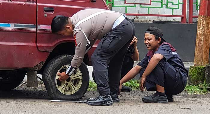 Satlantas Polres Sukabumi Kota Bantu Pengendara Ganti Ban Bocor