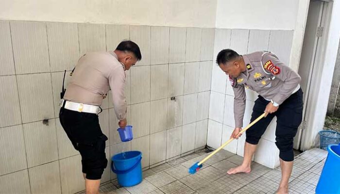 HUT Bhayangkara ke-80, Satlantas Polres Sukabumi Kota Gelar Aksi Bersih Masjid