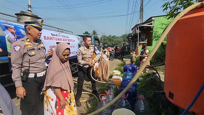 Krisis, Satlantas Polres Sukabumi Kota Kucurkan 12 Ribu Liter Air Bersih