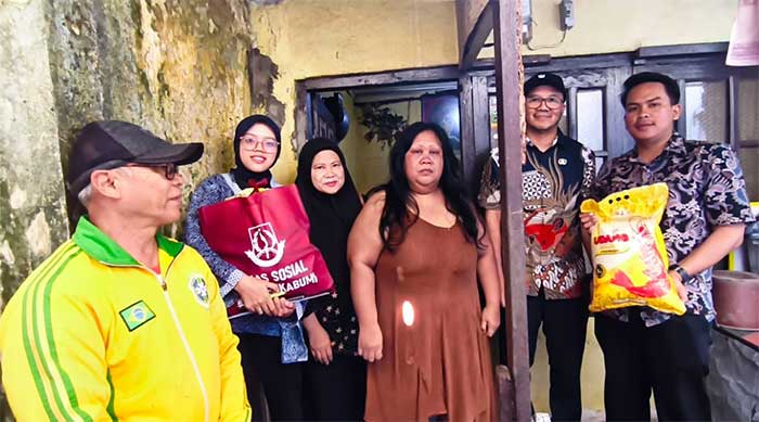 Dinsos Kota Sukabumi saat menyalurkan bantuan