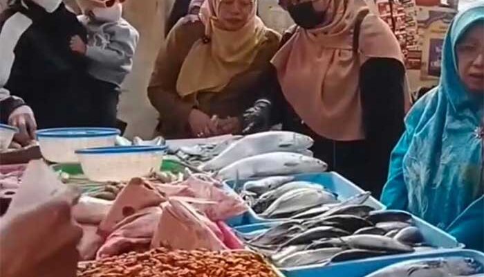 Pastikan Pangan Aman, Diskumindag Kota Sukabumi Sidak Pasar Pelita dan SPP