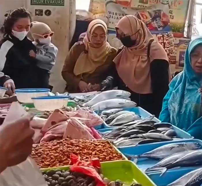 Diskumindag Kota Sukabumi Sidak Pasar Pelita