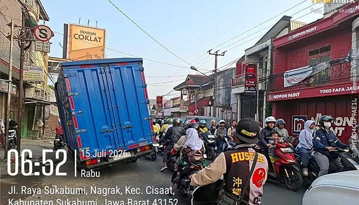 Kecelakaan lalu lintas di Jalan Raya Cisaat Sukabumi, Truk Boks Gagal Nyalip Hantam Toyota Raize 