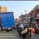 Kecelakaan lalu lintas di Jalan Raya Cisaat Sukabumi, Truk Boks Gagal Nyalip Hantam Toyota Raize 