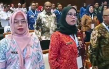 Kepala Diskumindag Kota Sukabumi, Een Rukmini, saat menghadiri Seminar