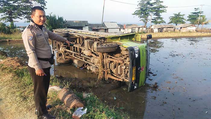 Truk Hino Terjun ke Sawah