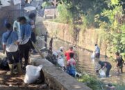 Warga Palabuhanratu Bersihkan Sungai Cipanyairan