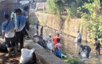 Warga Palabuhanratu Bersihkan Sungai Cipanyairan