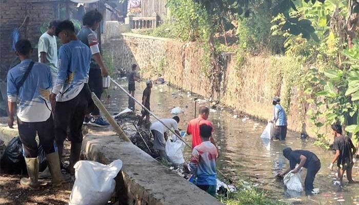 Warga Palabuhanratu Bersihkan Sungai Cipanyairan 