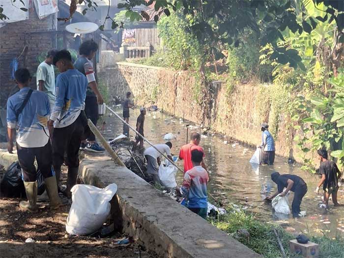 Warga Palabuhanratu Bersihkan Sungai Cipanyairan 