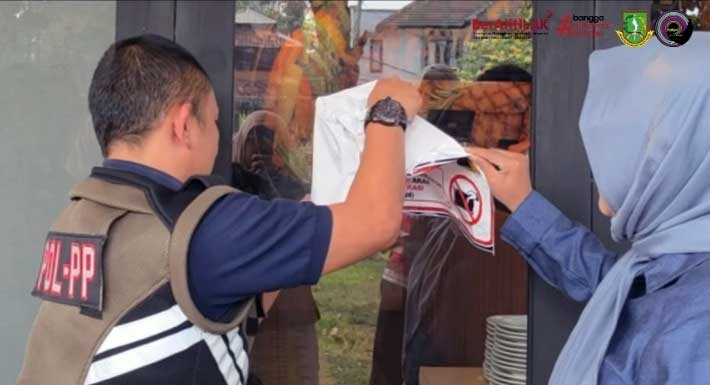 BPKPD Kota Sukabumi Cabut Stiker Peringatan di Resto Skilo
