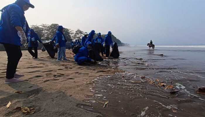 Gerakan Asri Langit Biru di Pantai Palabuhanratu Sukabumi Gaungkan Perang Melawan Sampah 