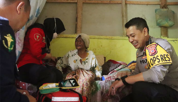 Hidup Seorang Diri, Kapolres Sukabumi Sambangi Ma Yani 