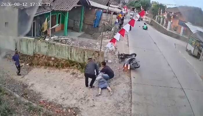 Terekam CCTV di Cikembar Sukabumi, Pelajar dan Lansia Lolos dari Maut Usai Tabrakan 