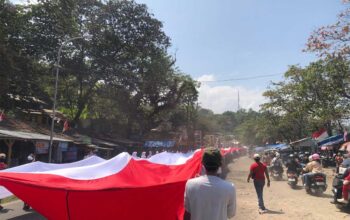 Merah Putih Raksasa Berkibar di Pantai Karanghawu