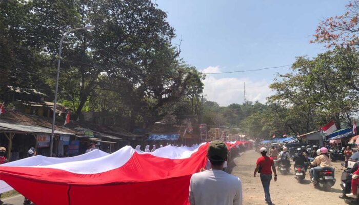 Merah Putih Raksasa Berkibar di Pantai Karanghawu