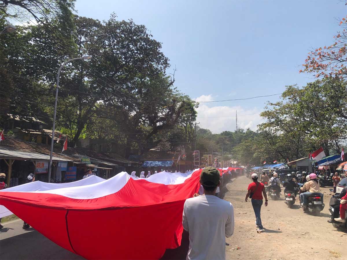 Merah Putih Raksasa Berkibar di Pantai Karanghawu