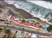 Merah Putih Raksasa di Pantai Sukabumi
