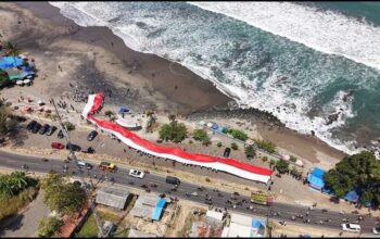 Merah Putih Raksasa di Pantai Sukabumi