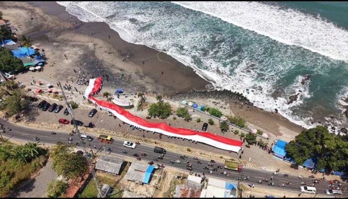 Merah Putih Raksasa di Pantai Sukabumi Jadi Magnet Wisata di Hari Kemerdekaan