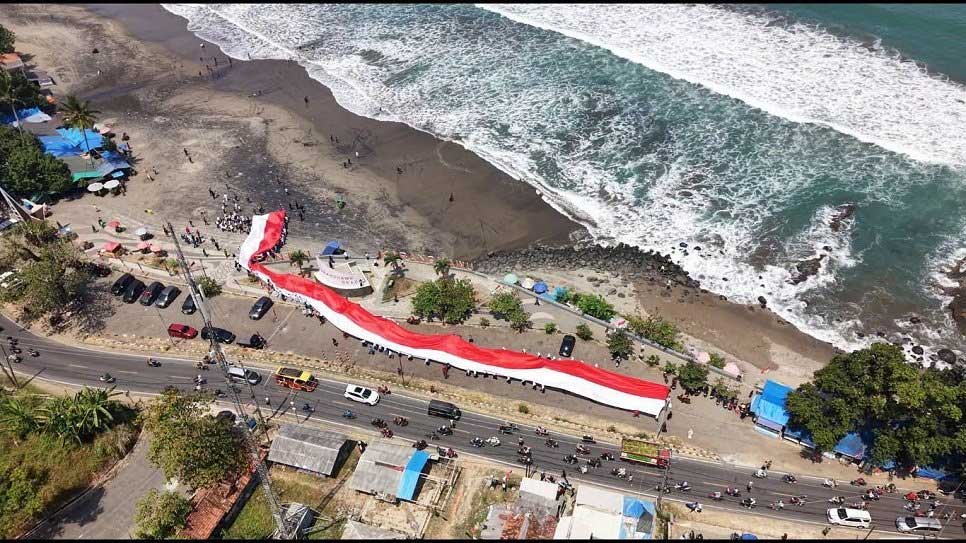 Merah Putih Raksasa di Pantai Sukabumi
