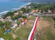 Penampakan Merah Putih Raksasa Berkibar di Pantai Karanghawu
