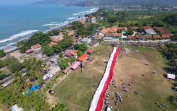 Penampakan Merah Putih Raksasa Berkibar di Pantai Karanghawu