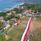 Penampakan Merah Putih Raksasa Berkibar di Pantai Karanghawu