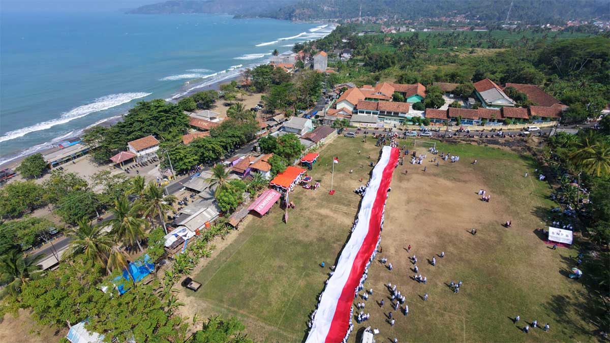Penampakan Merah Putih Raksasa Berkibar di Pantai Karanghawu