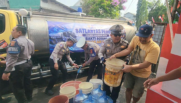 Satlantas Polres Sukabumi Kota Alirkan 8.000 Liter Air Bersih untuk Warga Warudoyong