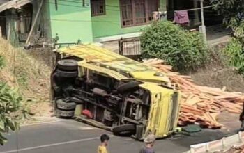 Truk Terguling di Tanjakan Cibangban Cisolok 