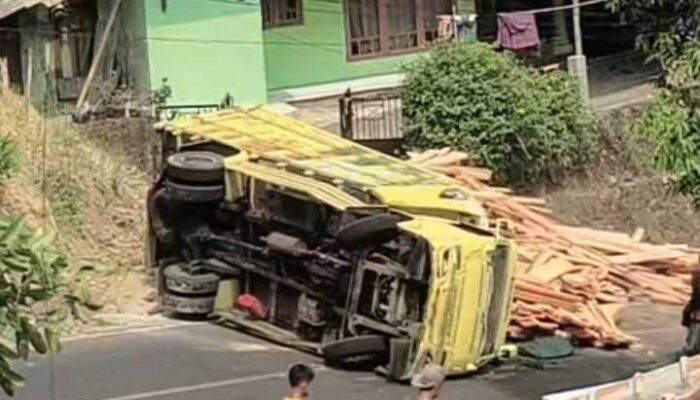 Truk Terguling di Tanjakan Cibangban Cisolok 
