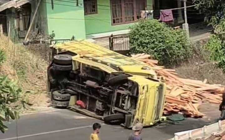 Truk Terguling di Tanjakan Cibangban Cisolok 