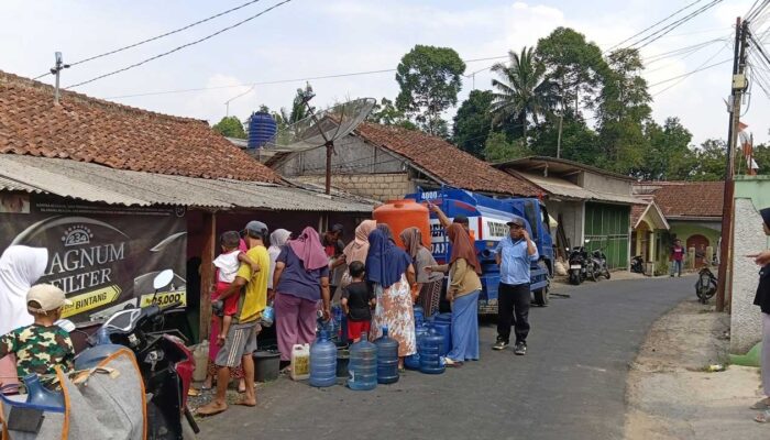 Atasi Darurat Air di Cisaat, Perumda TJM Sukabumi Terjunkan Dua Tangki 